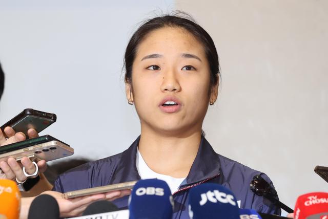 Badminton star An Se-young speaks to reporters after arriving at Incheon International Airport Wednesday Yonhap