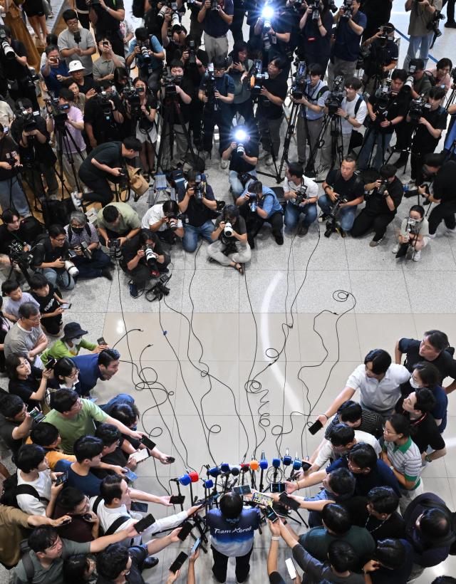 Badminton star An Se-young speaks to reporters after arriving at Incheon International Airport Wednesday Yonhap