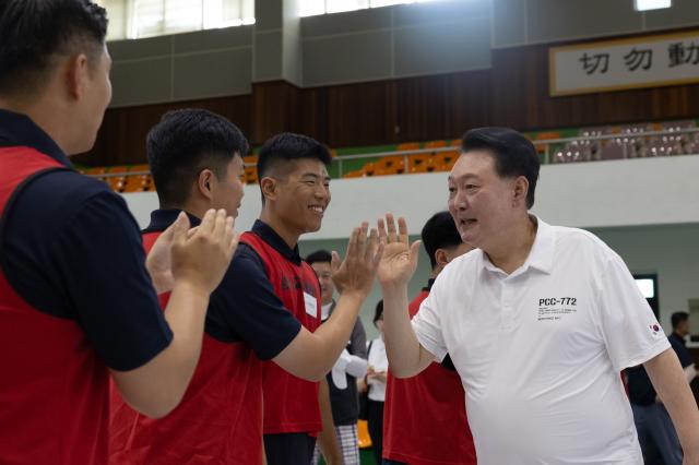 여름휴가를 맞아 경남 진해 해군기지에서 머물고 있는 윤석열 대통령이 7일 오후 진해기지사령부체육관에서 체육활동 중인 장병들을 격려하고 있다 사진대통령실