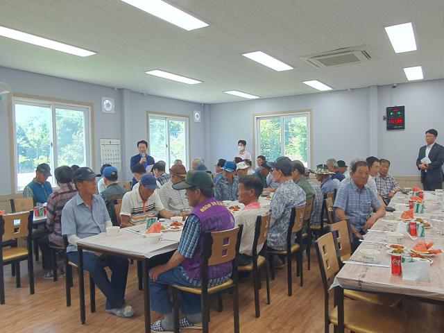 강진원 군수가 대구면 새정비를 마친 대구면 복달임 행사에 참여해 어르신들과 대화를 나누고 있다사진강진군