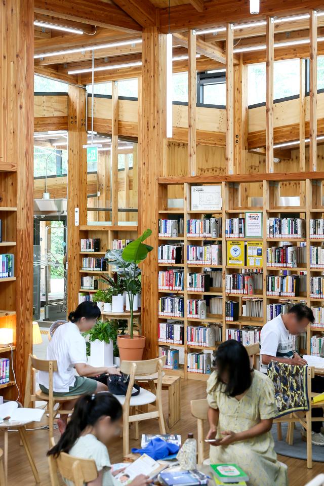 Visitors read books at Odong Public Library in Seongbuk-gu Seoul on Aug 7 2024 AJU PRESS Kim Dong-woo