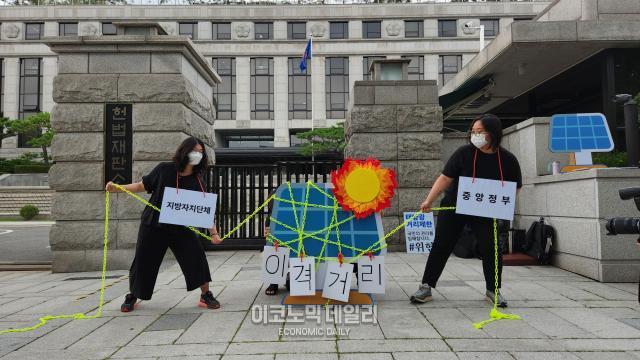 관계자들이 퍼포먼스사진유환 기자