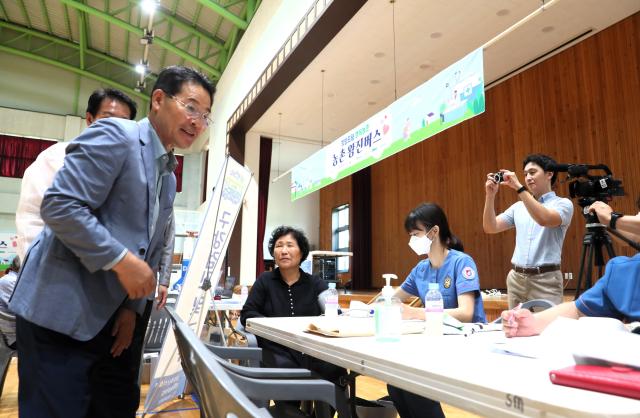 권익현 부안군수왼쪽가 보안면 문화복지센터에서 진행된 농촌 왕진버스 사업 현장에서 관계자들을 격려하고 있다사진부안군