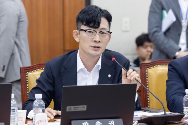 박충권 국민의힘 국회의원이 지난달 2일 오후 서울 여의도 국회에서 열린 과학기술정보방송통신위원회 6차 전체회의에서 발언하고 있다 20240702사진유대길 기자 dbeorlf123ajunewscom