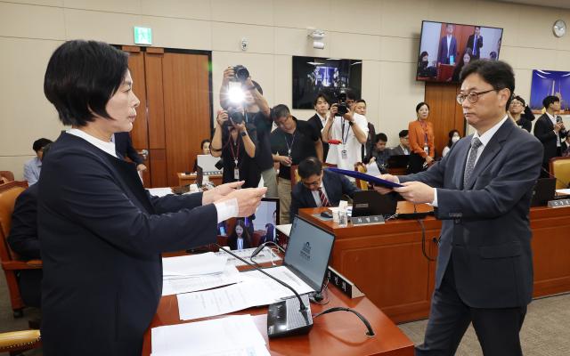 9일 오전 열린 국회 과학기술정보방송통신위원회의 불법적 방송문화진흥회 이사 선임 등 방송장악 관련 1차 청문회에 증인으로 출석한 조성은 방송통신위원회 사무처장오른쪽이 대표 선서를 마친 뒤 더불어민주당 소속 최민희 위원장에게 선서문을 제출하고 있다 사진연합뉴스