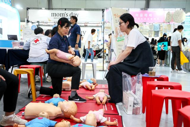 A visitor receives CPR training at the Global Baby Fair held at COEX in Seoul on Aug 8 2024 AJU PRESS Kim Dong-woo