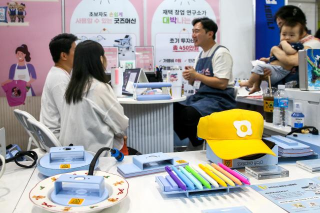 An official explains entrepreneurship to a visitor at the 74th World Franchise Expo held at COEX in Seoul on Aug 8 2024 AJU PRESS Kim Dong-woo