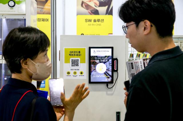 An official explains a product to a visitor at the 74th World Franchise Expo held at COEX in Seoul on Aug 8 2024 AJU PRESS Kim Dong-woo