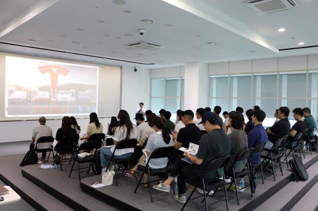 차세대융합기술연구원 경기도자율주행센터 관람실에서 ITS 교통 스마트시티 자율주행 등 산업계 재직자들이 자율주행 전문화 교육을 받고 있다 사진융기원