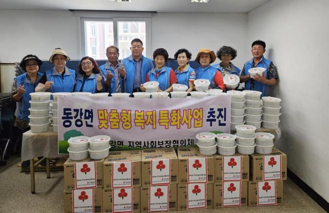 고흥군 동강면이 거동이 불편한 어르신과 취약계층을 대상으로 계절 밑반찬 지원사업을 추진했다 사진고흥군