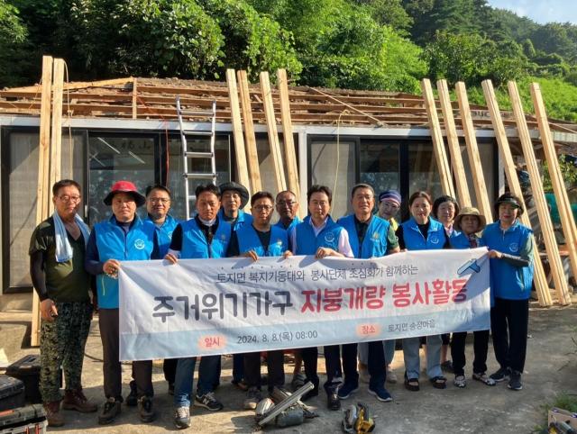 구례군 토지면 복지기동대는 지난 8일 저소득 취약 가구를 대상으로 지붕 개량 봉사활동을 펼쳤다 사진구례군