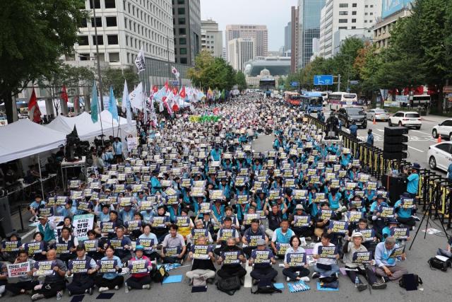 10일 오후 서울 숭례문 인근 세종대로에서 전국비상시국회의 자주통일평화연대 한일역사정의평화행동 민주노총 등 사회 각계 단체 관계자들이 815범국민대회를 하고 있다 사진연합뉴스