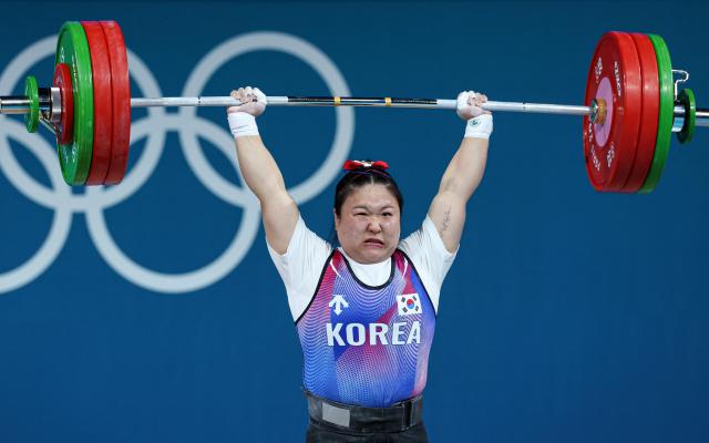 김수현이 11일한국시간 프랑스 파리의 사우스 파리 아레나 6에서 열린 2024 파리 올림픽 역도 여자 81㎏급 경기에서 바벨을 들고 있다사진연합뉴스