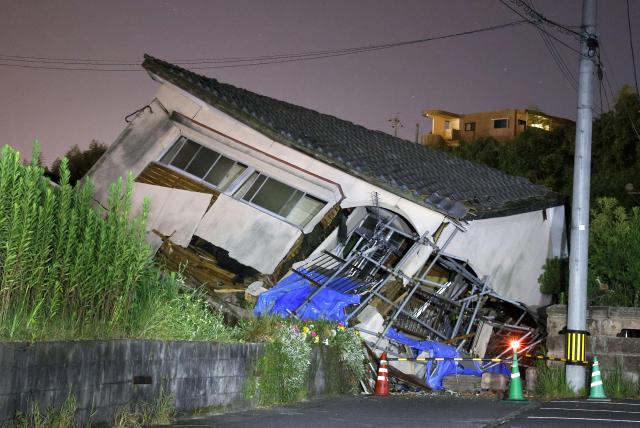 지난 8일 일본 미야자키현에서 발생한 규모 71 지진으로 인근 가고시마현에서 붕괴된 주택사진교도로이터연합뉴스