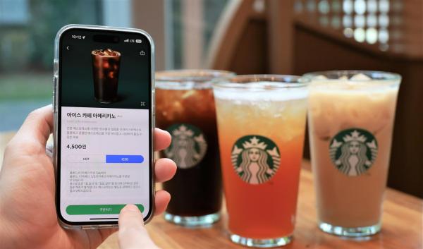 스타벅스 사이렌 오더를 이용해 아이스 카페 아메리카노를 주문하는 모습 사진스타벅스