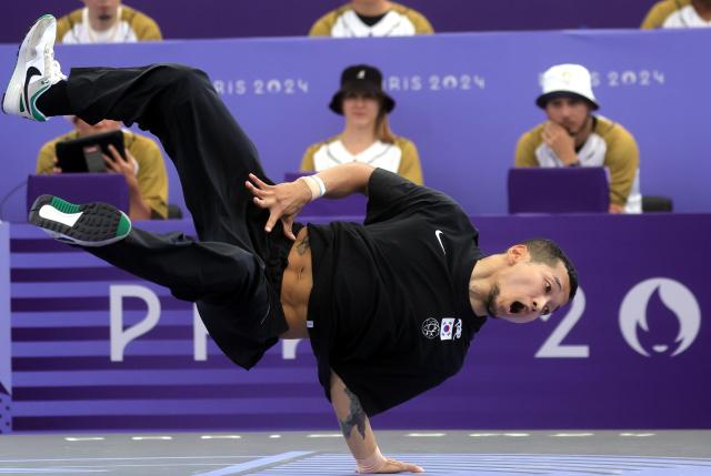 Hongten of South Korea battles Lee of the Netherlands during their B-Boys Round Robin - Group C battle of the Breaking competitions in the Paris 2024 Olympic Games at the La Concorde in Paris France 10 Aug 2024 EPA-Yonhap 