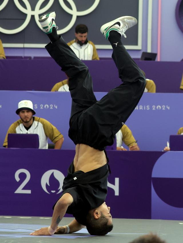 Hongten of South Korea battles Lee of the Netherlands during their B-Boys Round Robin - Group C battle of the Breaking competitions in the Paris 2024 Olympic Games at the La Concorde in Paris France 10 Aug 2024 EPA-Yonhap