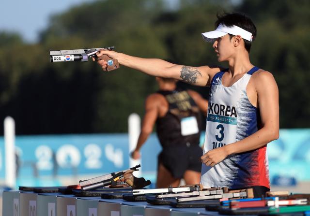 Jun Woong-tae takes aim during the laser run event of the mens modern pentathlon final at the 2024 Paris Olympics held at the Palace of Versailles France on Aug 10 Yonhap