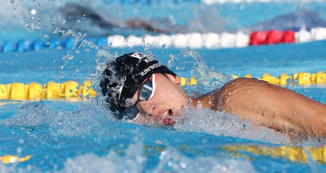 Jun Woong-tae of South Korea competes in the swimming event of the mens modern pentathlon final at the 2024 Paris Olympics held at the Palace of Versailles France on Aug 10 Yonhap