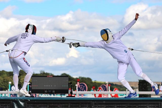 Jun Woong-tae of South Korea competes against Oleksandr Tovkai of Ukraine in the mens modern pentathlon fencing bonus round at the 2024 Paris Olympics held at the Palace of Versailles France on Aug 9 Reuters-Yonhap