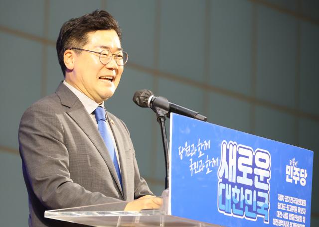 박찬대 더불어민주당 당 대표 직무대행 겸 원내대표가 11일 오후 대전 서구 배재대 스포렉스홀에서 열린 더불어민주당 당 대표·최고위원 후보자 합동연설회에서 이 인사말을 하고 있다 사진연합뉴스
    