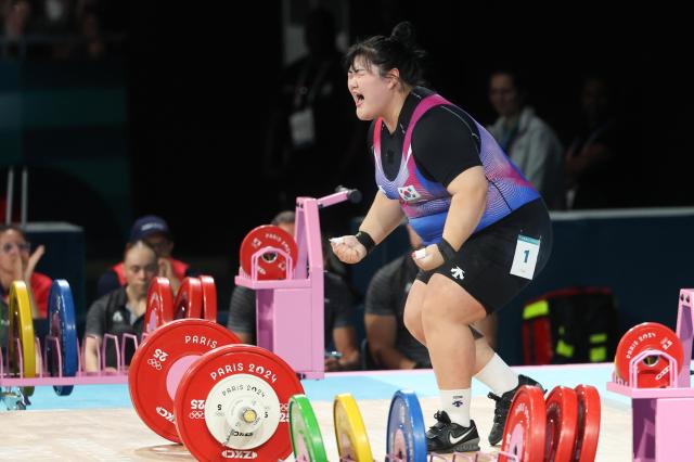 11일현지시간 프랑스 파리 사우스 파리 아레나에서 열린 2024 파리올림픽 역도 여자 81kg 이상급에 출전한 박혜정이 한국 신기록 131kg에 성공한 뒤 포효하고 있다 사진연합뉴스