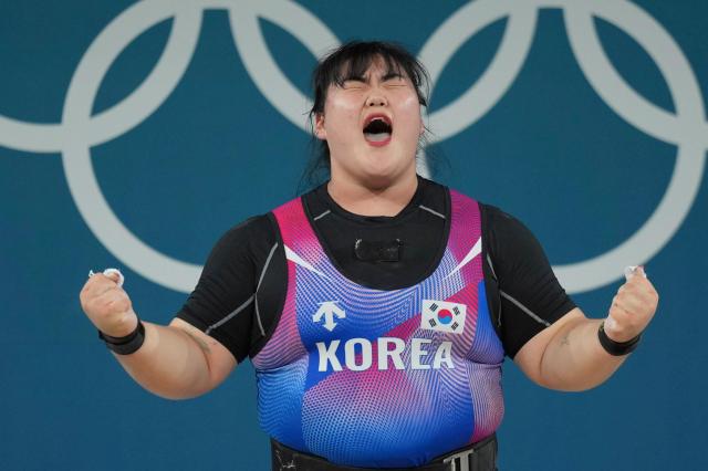 Park Hye-jeong of South Korea reacts during the womens +81kg weightlifting event at the 2024 Summer Olympics Sunday in Paris AP-Yonhap