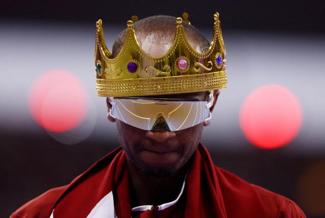 Mutaz Essa Barshim of Qatar poses after winning the bronze medal at Stade de France Saint-Denis France on August 10 REUTERS-Yonhap