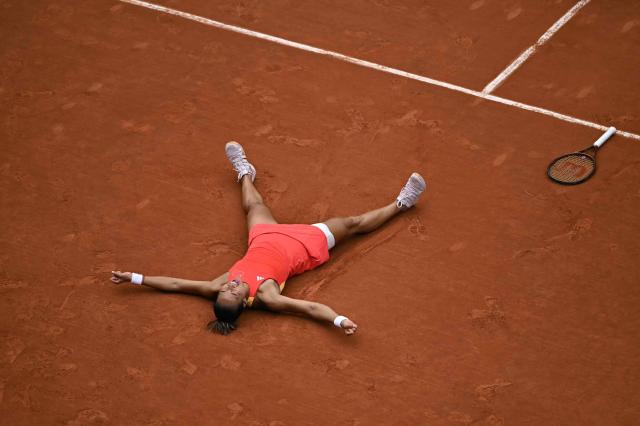 Chinas Qinwen Zheng celebrates after winning gold against Croatias Donna Vekic in the Womens Singles Gold Medal Match at Roland-Garros Stadium in Paris on August 3 REUTERS-Yonhap