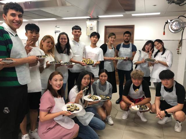 전북대학교에서 유학 중인 외국인 학생이 전주 한국전통문화전당을 찾아 전주의 10가지 맛이 담긴 김밥을 직접 만들어보는 체험 활동을 하고 있다사진전북대