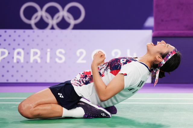 South Koreas An Se-young celebrates after defeating Chinas He Bingjiao during their womens singles badminton gold medal match at the 2024 Summer Olympics August 5 2024 AP-Yonhap