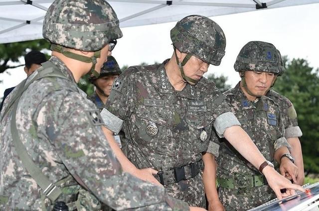 김명수 합참의장이 지난 7월 8일 수도권에 위치한 공군 미사일방어포대에서 적 공중도발 대비 방공 대비 태세를 점검하고 있다 사진합동참모본부