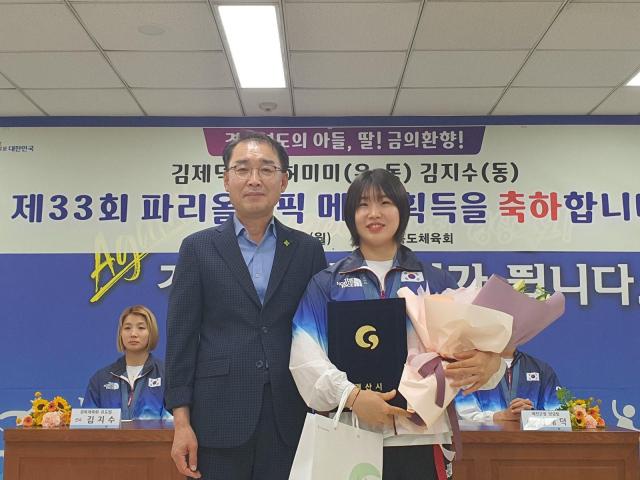 경산시 김흥수 국장왼쪽이 허미미 선수를 찾아가 축하하고 기념촬영 하고 있다사진경산시