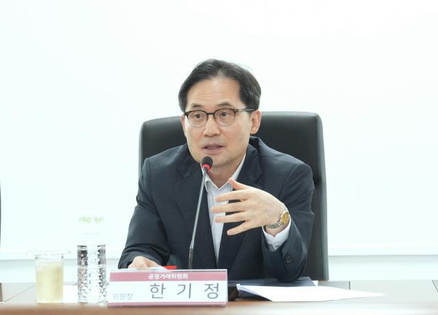 한기정 공정거래위원장이 12일 충북 음성 소재 한국소비자원을 찾아 티메프 사태 관련 집단분쟁조정의 신속한 처리를 당부하고 있다 사진공정거래위원회