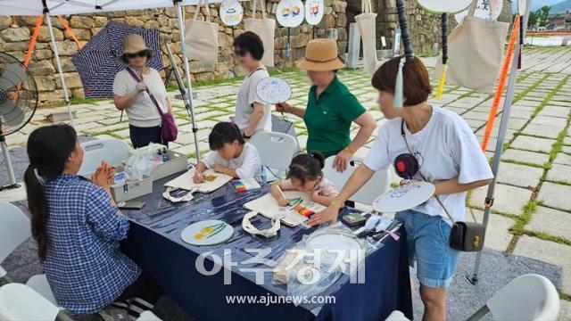 오는 9월 30일까지 서산 해미읍성 진남문 해자 구간 발굴 현장에서 진행되는 체험 프로그램 모습 사진서산시