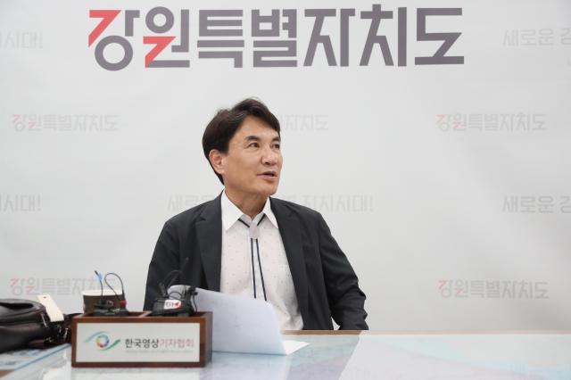 김진태 도지사가 기자간담회를 진행하고  있다 사진강원도