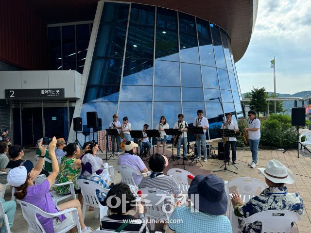 한국철도 강원본부 둔내역에서는 10일 둔내고랭지토마토축제를 맞이하여 둔내역 광장에서 지역특산품 증정과 공연을 했다 사진한국철도 강원본부 둔내역
