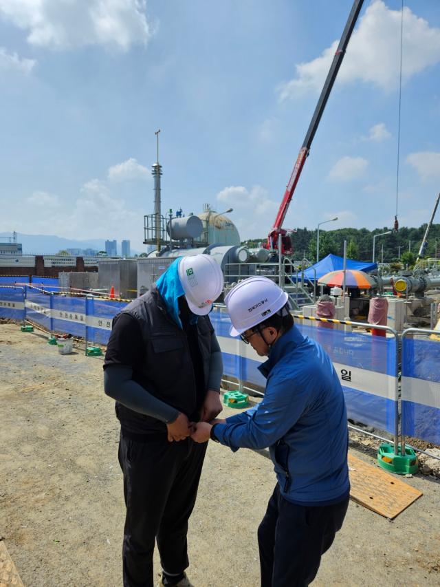 김환용 한국가스공사 안전기술부사장오른쪽이 현장 근로자에게 아이스 조끼를 입혀주고 있다 사진한국가스공사