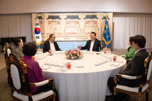 윤석열 대통령과 김건희 여사가 12일 오후 서울 한남동 대통령 관저에서 이명박 전 대통령과 김윤옥 여사 정진석 대통령 비서실장 부부와 만찬 자리를 갖고 있다 사진연합뉴스