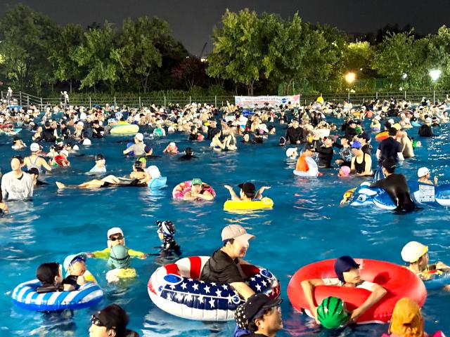 Many people visit the swimming pool at Han River Park in Yeouido Seoul on August 9 2024 AJU PRESS Han Jun-gu