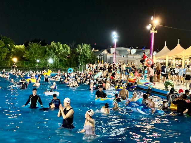 Visitors exit the swimming pool during break time at Han river Park in Yeouido Seoul on August 9 2024 AJU PRESS Han Jun-gu