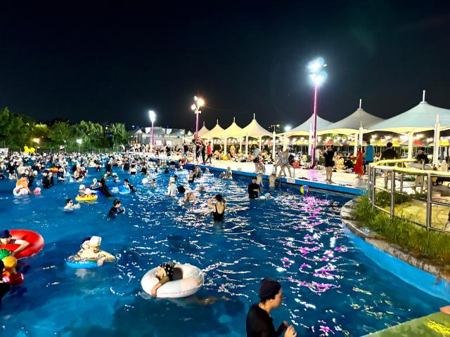 Many people visit the swimming pool at Han River Park in Yeouido Seoul on August 9 2024 AJU PRESS Han Jun-gu
