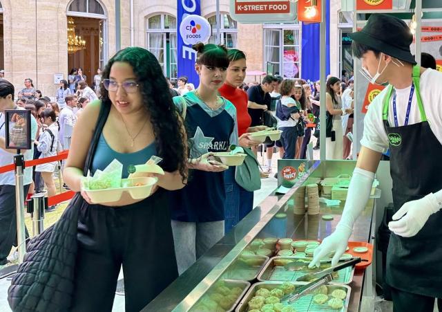 Customers lining up to receive food in front of Bibigo Si-jang Market in Paris open from July 25 to August 11 2024 Courtesy of CJ CheilJedang