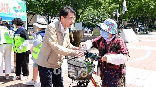 대구 동구청 윤석준 구청장이 연일 지속되고 있는 폭염에 동구청 앞에서 주민에게 물을 나누어 주고 있다 사진대구동구