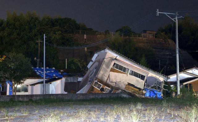 지난 8일 일본 미야자키현에서 발생한 지진으로 붕괴된 인근 가고시마현의 주택사진교도로이터연합뉴스