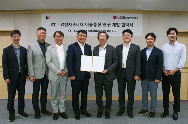 LG전자 CM표준연구소장 제영호 상무왼쪽 4번째와 KT 네트워크연구소장 이종식 상무왼쪽 5번째를 비롯한 KT LG전자 임직원이 6G 연구개발 협약식을 마친 뒤 기념 촬영을 하고 있다 사진KT