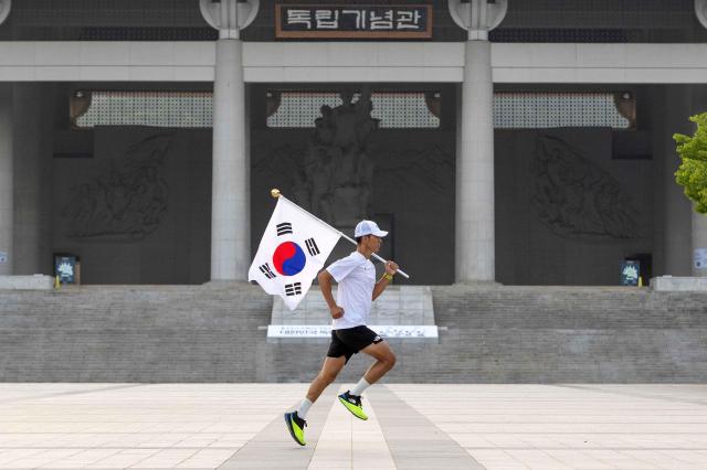 가수 션이 기부 마라톤 캠페인 ‘815런’에 참여하는 모습 사진한국타이어