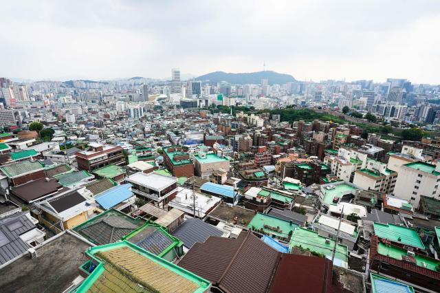 A panoramic view of Changsin-dong area in Jongno Seoul taken from a viewpoint near the hilltop on Aug 12 2024 AJU PRESS Park Jong-hyeok