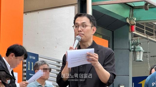 ‘티메프티몬·위메프’ 피해 판매자와 소비자들이 13일 서울 강남구 티몬 사무실 앞에서 검은 우산 집회를 열고 있다 사진김아령 기자