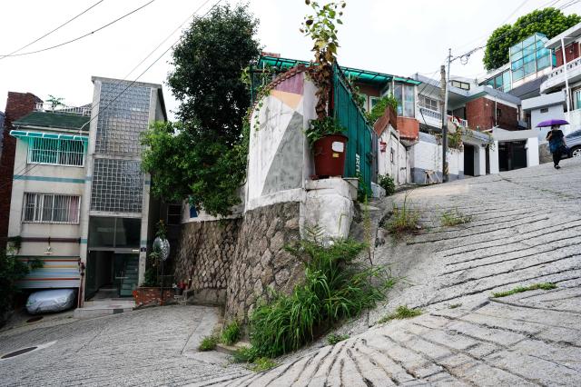 A road leading to the hilltop of Changsin-dong Jongno Seoul photographed on Aug 12 2024 The road is characterized by its steep incline and numerous curves AJU PRESS Park Jong-hyeok